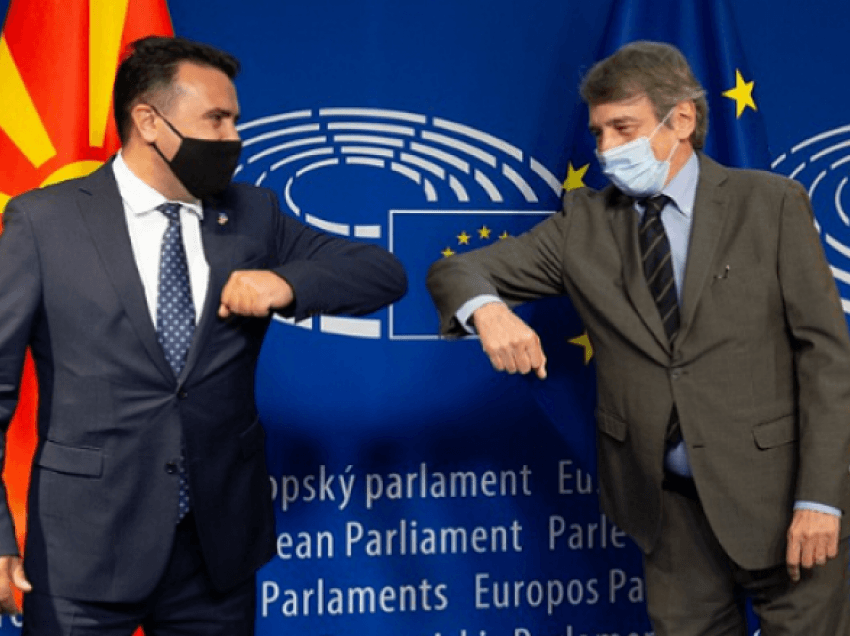 Zaev në takim me Sassoli: Nuk do të lejojmë që identiteti jonë të vendoset në tryezë të debatit