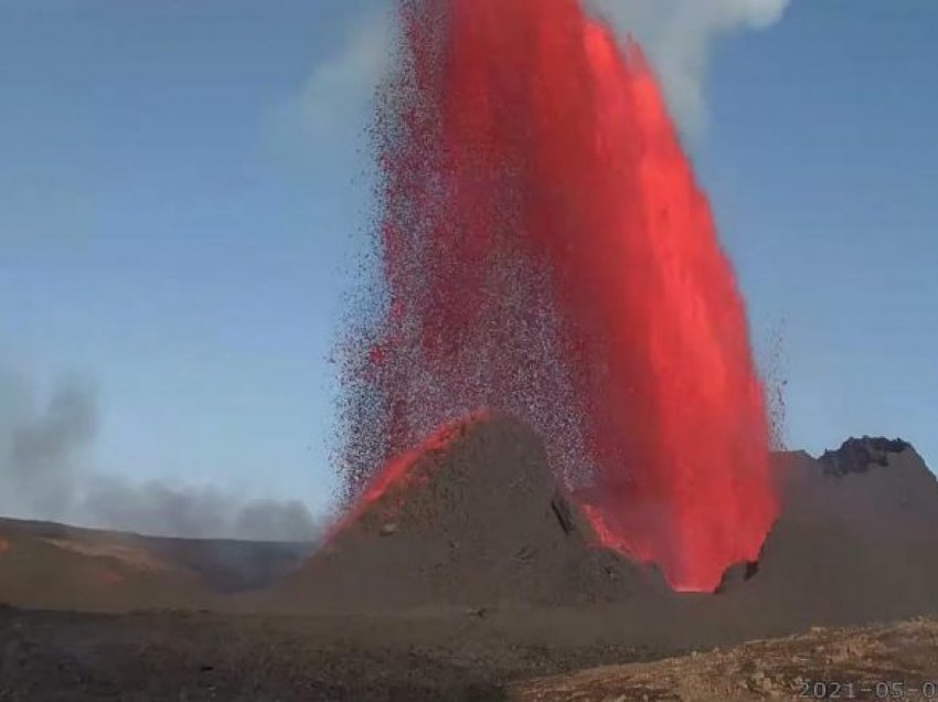 Aktivitetet e vullkanit islandez po rriten, shihet një “burim” lave qindra metra i lartë
