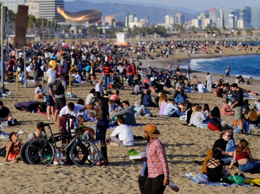 Spanja pret sivjet 45 milionë turistë të huaj
