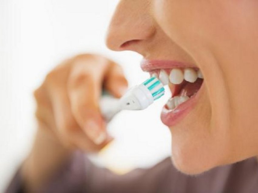 ​Stomatologët paralajmërojnë: Kjo është koha e ditës kur nuk duhet të lani kurrë dhëmbët