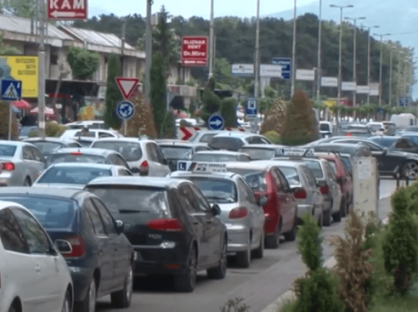 Tetovë, punimet në rrugët rreth sheshit shkaktojnë rrëmujë në trafik