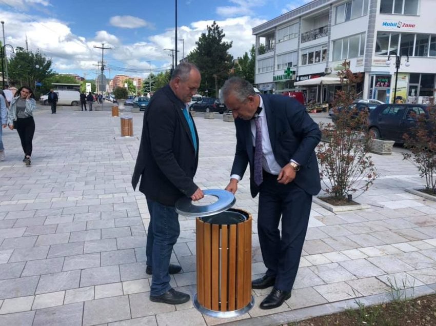Komuna e Suharekës pranon donacion disa shporta për hudhjen e mbeturinave