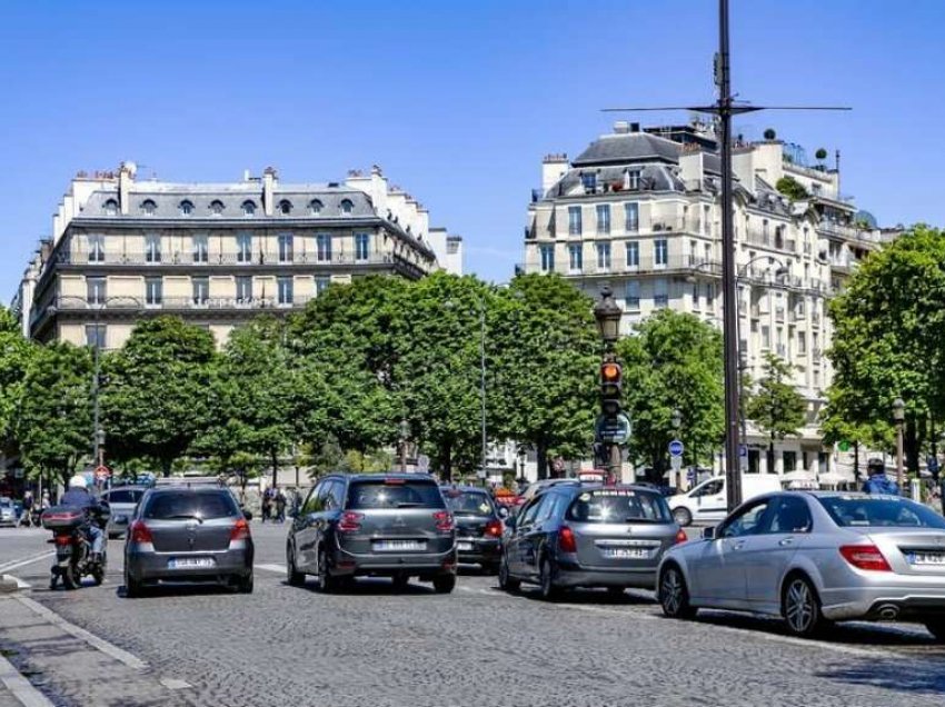 Parisi po planifikon të ndalojë veturat në disa zona të kryeqytetit