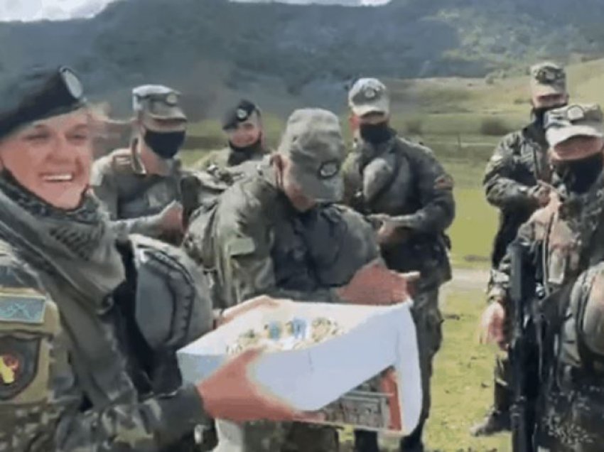Pamjet emocionuese! Ushtari shqiptar feston ditën e veçantë, kolegët e Defender Europe 21 e surprizojnë gjatë stërvitjes