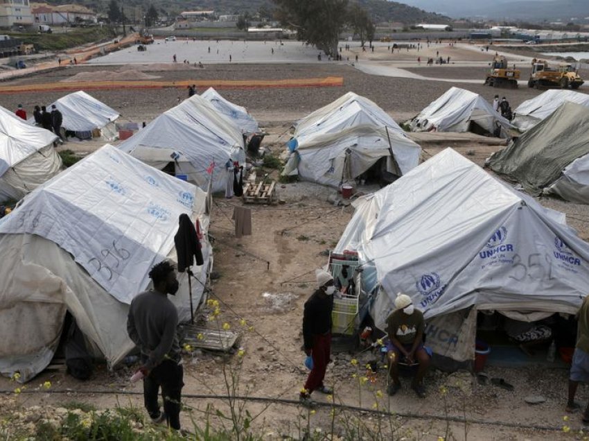 Lehtësohen kampet greke, më pak azilkërkues
