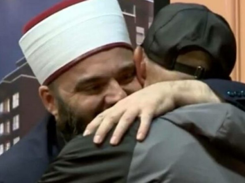 Hoxhë Fatmir Latifaj emocionohet kur tregon se si i babai djalit të vrarë e fali gjakun