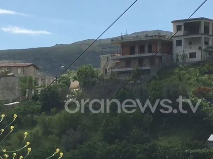 E moshuara në Vlorë hidhet nga kati i dytë, flasin fqinjët: Gjendja e saj u rëndua kur…