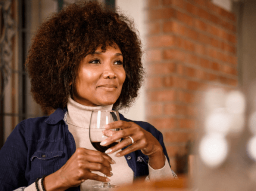 Katër përfitime shëndetësore të pirjes së verës pas darkës