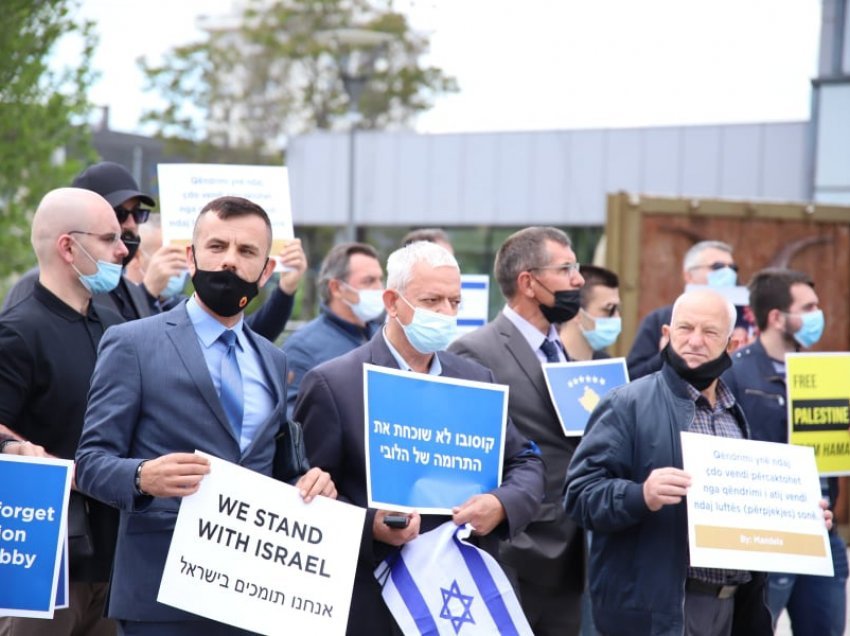 Me flamuj e pankarta: Marshohet në Prishtinë në përkrahje të Izraelit, kundër Hamasit