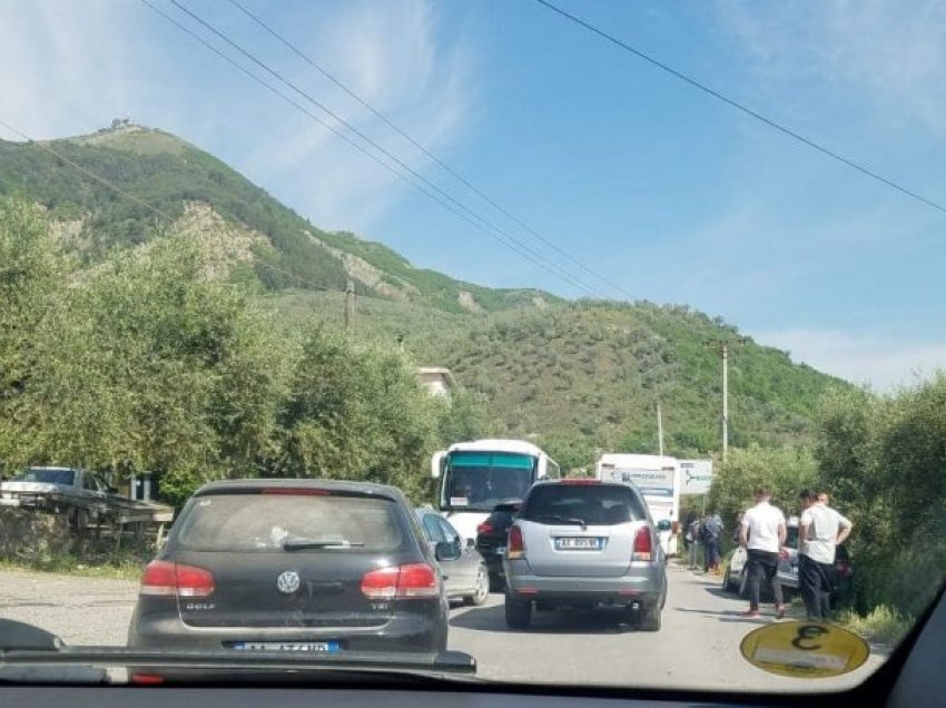 Aksident në aksin Elbasan-Papërr, radhë të gjata automjetesh