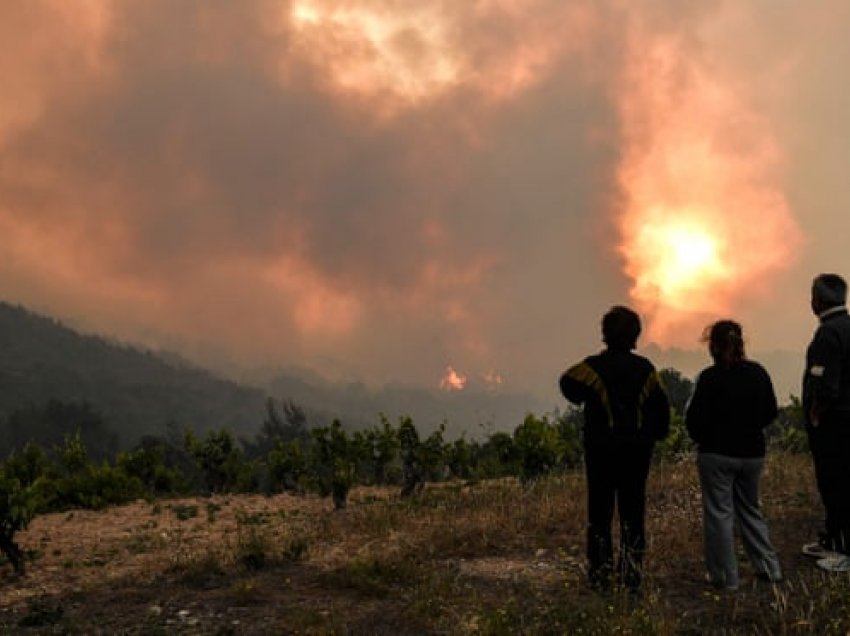 Zjarrfikësit grekë trajtojnë zjarrin e madh të pyjeve në zonën e ruajtjes pranë Athinës