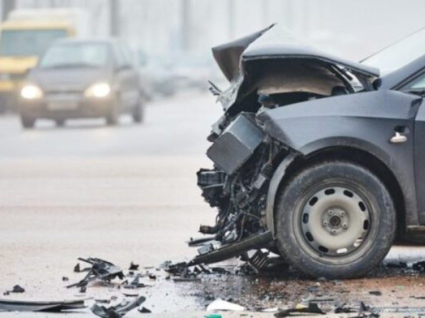 Prishtinasi shkel dy femra me veturë, duke ikur shkakton dy aksidente tjera