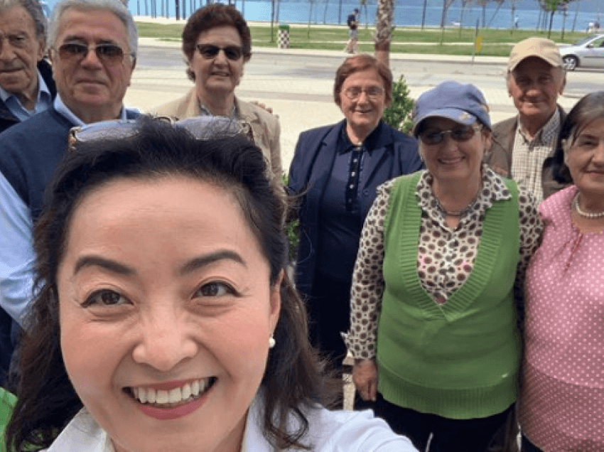 Një ditë pas ekzekutimit të Delon Troqes, Yuri Kim shijon bregdetin e qytetit të Vlorës