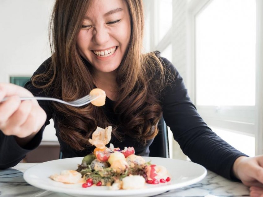 Dieta që nxitë humorin e mirë – Çfarë duhet të hani që të jeni të lumtur?