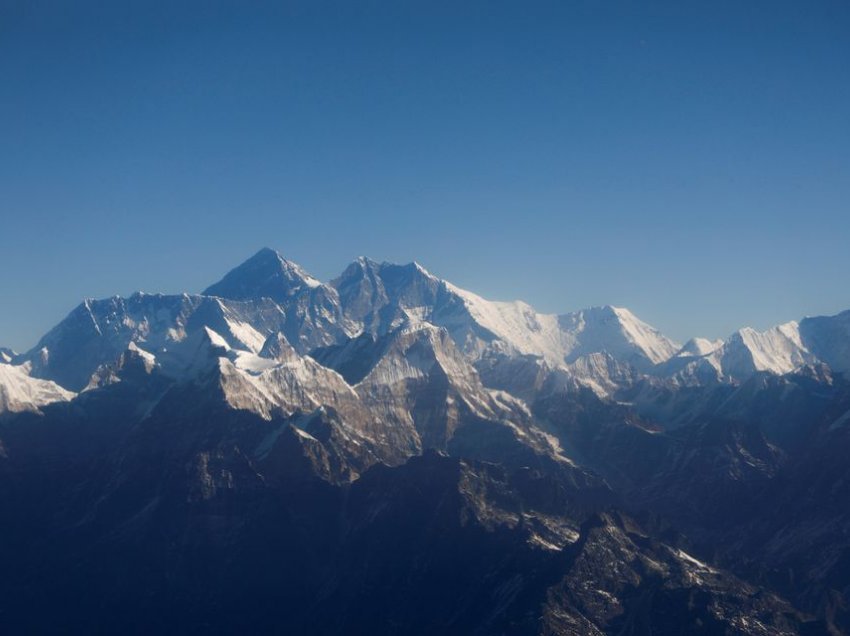 Ngjitjet në Everest vazhdojnë pavarësisht rasteve të COVID-19
