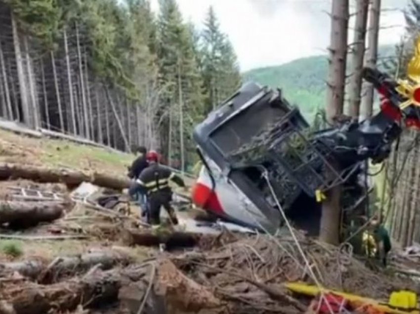 Zjarrfikësit italianë inspektojnë vendin ku ndodhi aksidenti fatal me teleferik