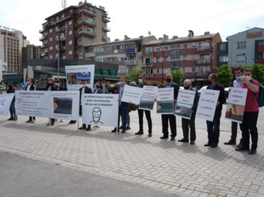 ​Protestë para Ministrisë së Mjedisit, kërkohet të ndalet ndotja e ujit, ajrit dhe tokës nga “Ferronikeli”