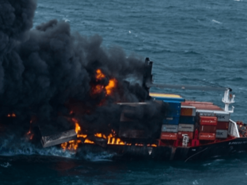 Digjet një anije me 25 tonë acid nitrik në Sri Lanka