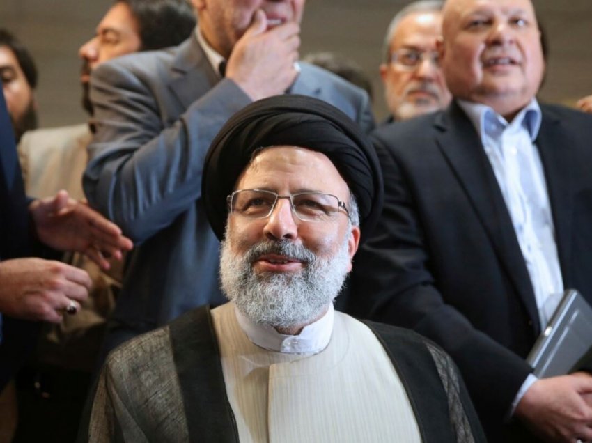 Iran, 7 kandidatë për garën presidenciale, pengohen aleatët e Rouhanit