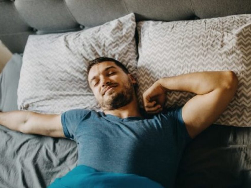 Kuptojeni çfarë ndodh me trupin tuaj nëse flini në këtë pozicion