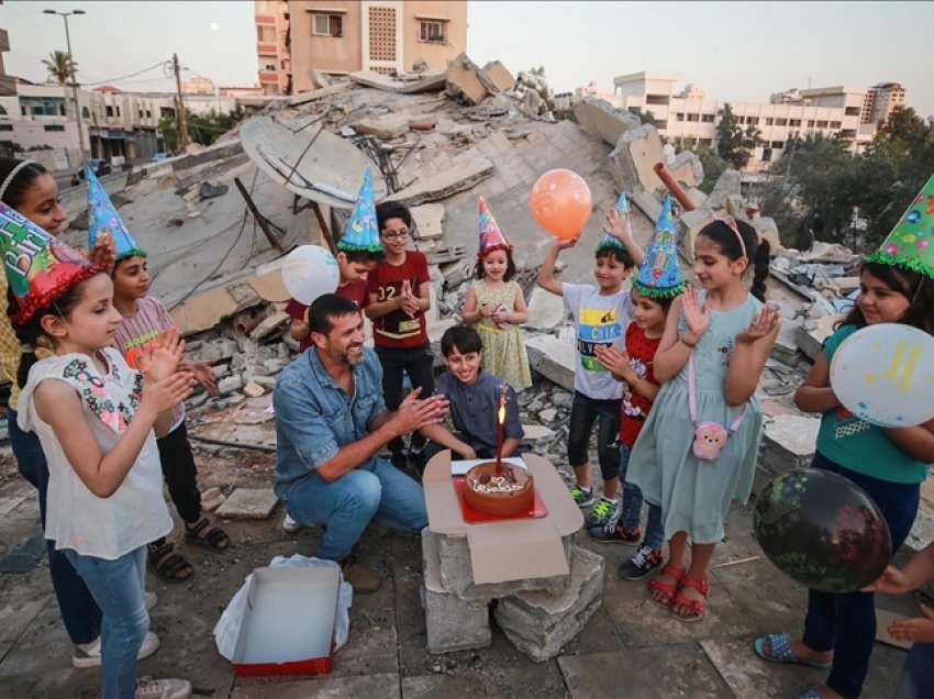 Gaza, familja feston ditëlindjen e djalit mbi rrënojat e shtëpisë së shembur në sulmet e Izraelit