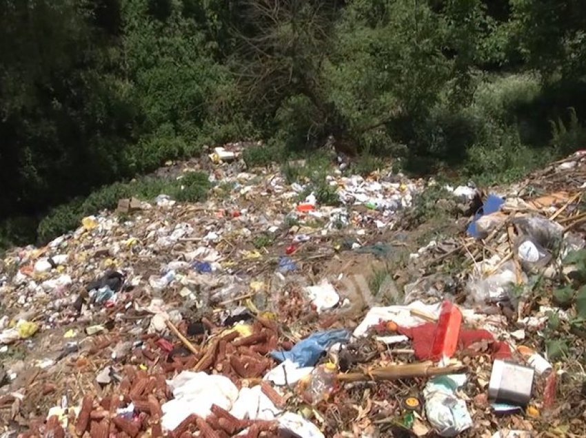 Grumbuj mbeturinash në Erebarë të Maqellares, banorët: Bashkia është në dijeni, askush nuk ka ndërhyrë