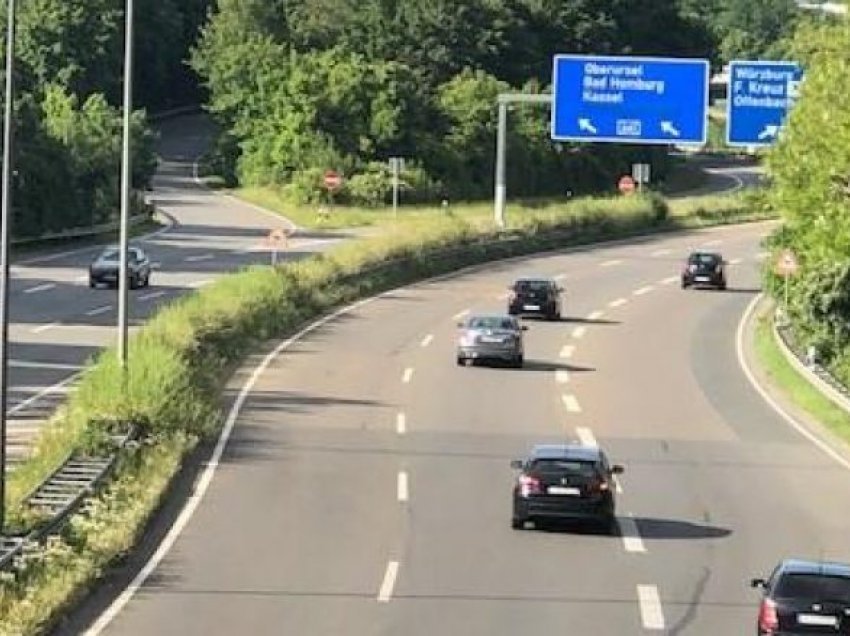 Burri e harroi gruan e tij në një ndalesë pushimi në një autostradë në Gjermani – e kuptoi vetëm pasi kishte vozitur 50 kilometra të tjerë!