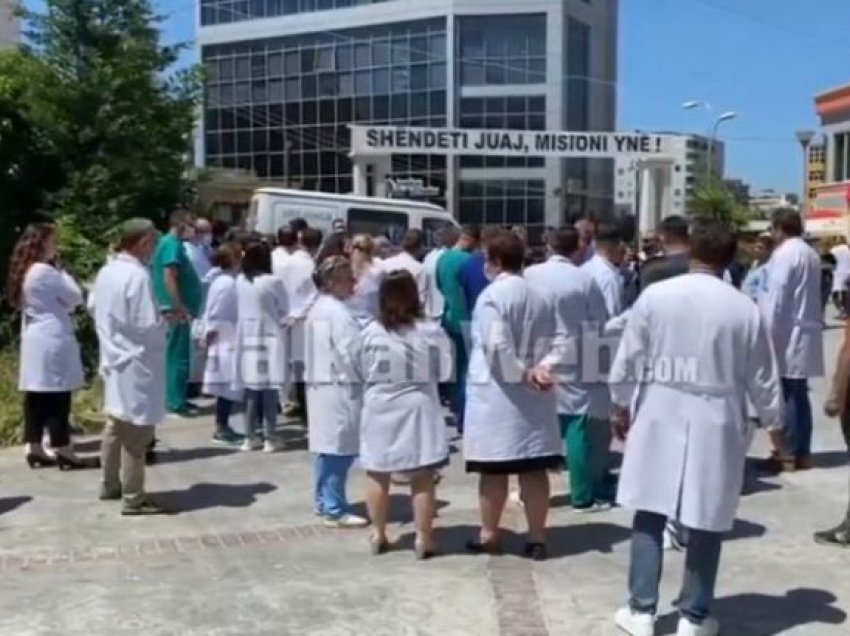 Mjekët protestë në Fier: Po dhunohemi, shteti të na mbrojë