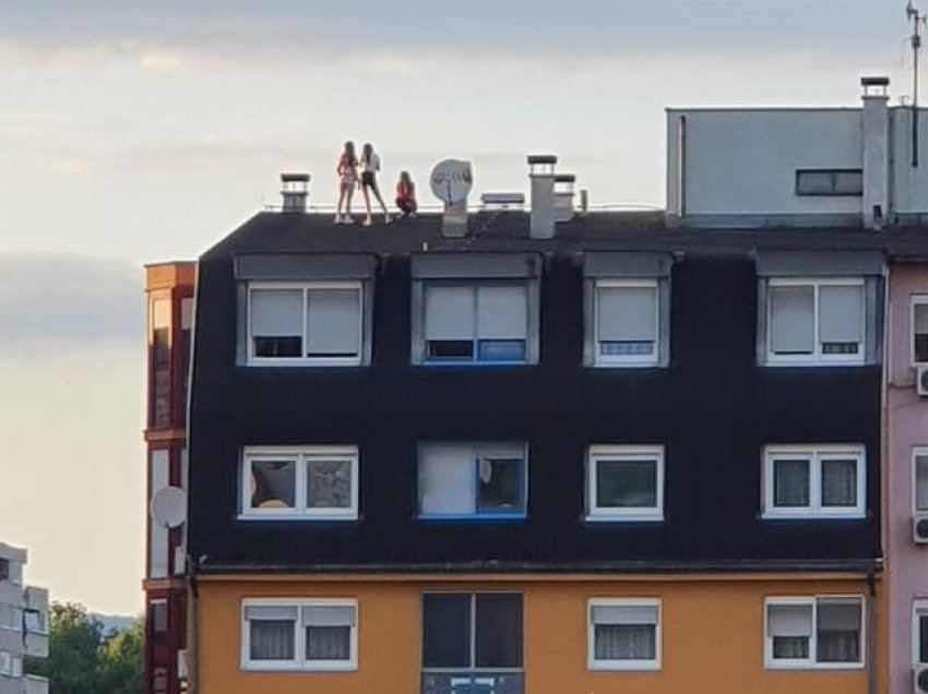 Tri vajza ngjiten në kulmin e shtëpisë për të bërë foto