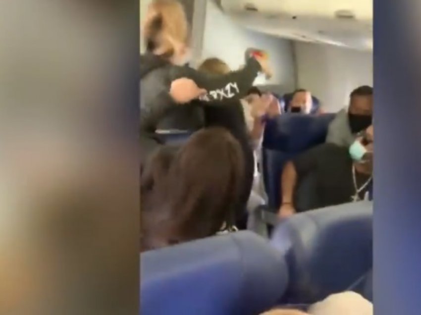 Sherr në avion, stjuardesa përfundon me dhëmbë të thyer nga pasagjerja
