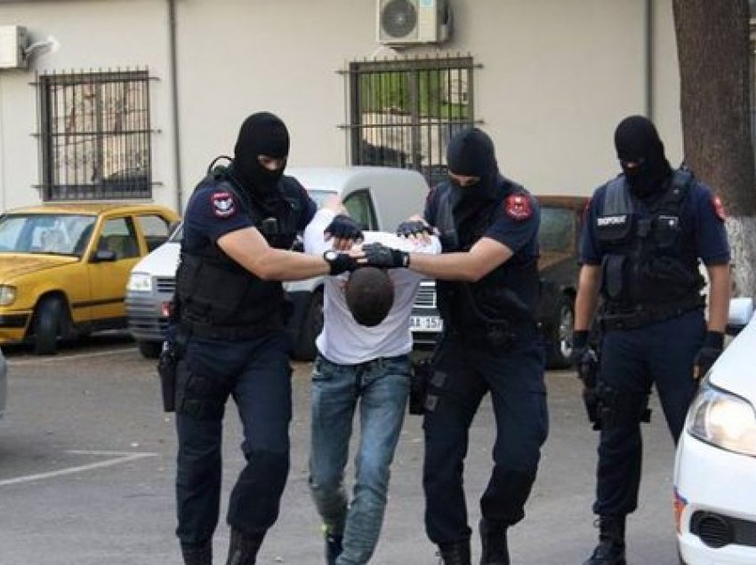 Arrestohet 19-vjeçari, i mori 400 euro emigrantëve, duke i “premtuar” kalimin në BE