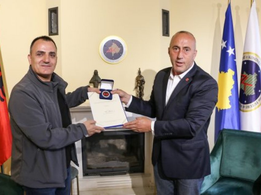 Haradinaj e nderon me medalje zyrtarin e LVV-së