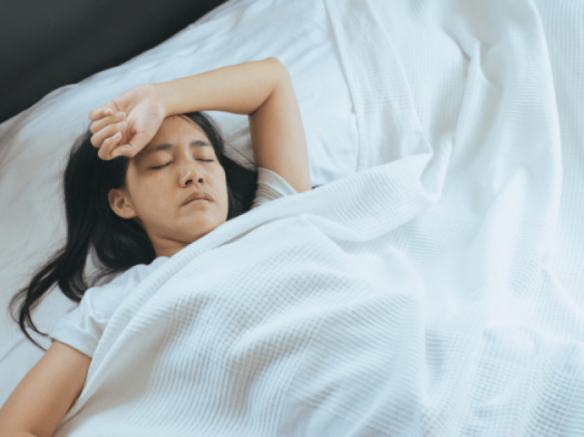 Si ndikon në trurin tuaj kur flini më pak se gjashtë orë?