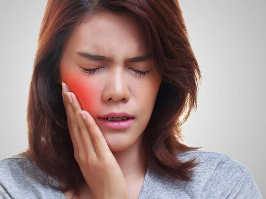 7 metoda efikase si ta qetësoni dhimbjen e dhëmbit brenda 5 minutave