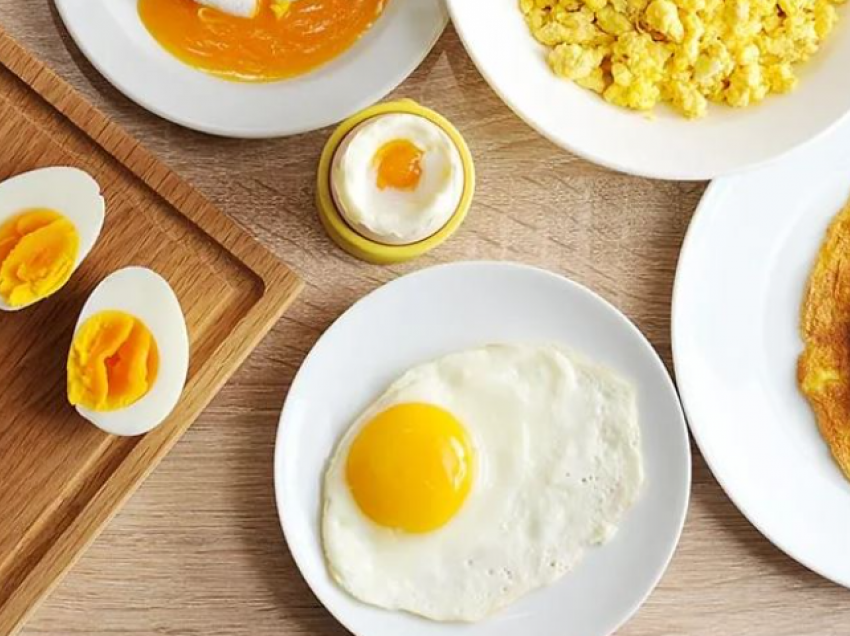 Mënyra më pak e shëndetshme që nuk duhet t’i hani vezët
