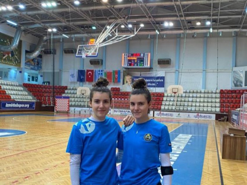 Motra binjake që u larguan nga Kosova, sot luajnë në këtë shtet
