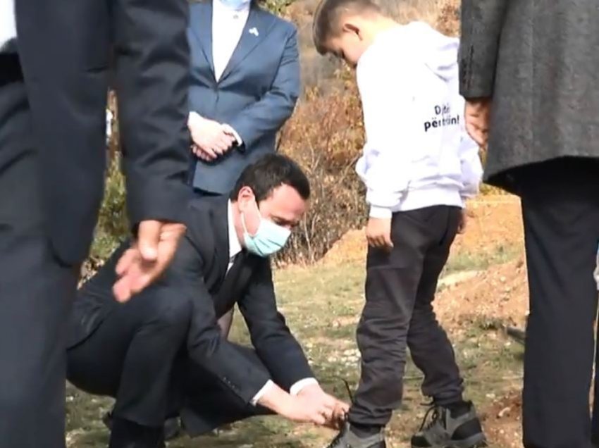 Veprim i pazakonshëm i Kurtit, kryeministri ia lidhë këpucët një djalit të vogël