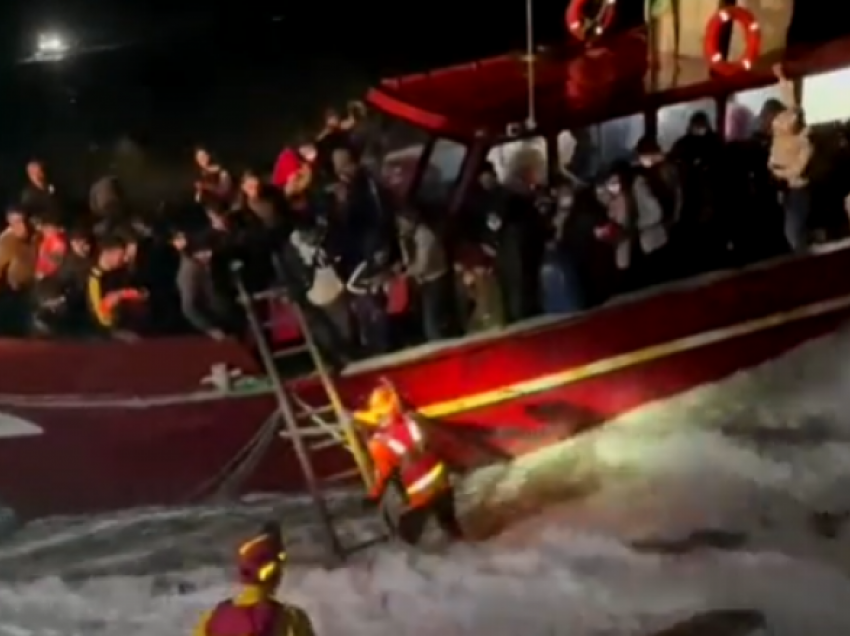 Momente dramatike në brigjet italiane – rojet bregdetare shpëtojnë emigrantët në varkë