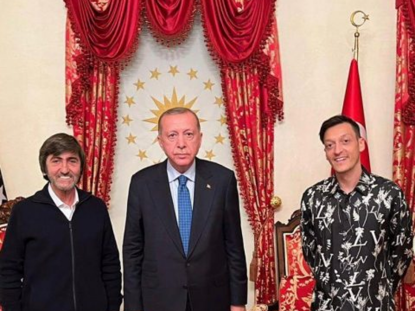 Ozil takohet me presidentin “e tij”, gjermanët nuk e presin mirë