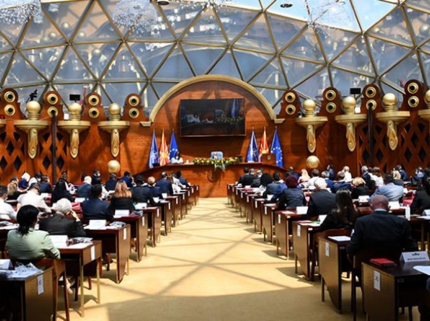 Kabineti i Xhaferit: Ka ardhur kërkesa për tërheqjen e nënshkrimeve nga 17 deputetë