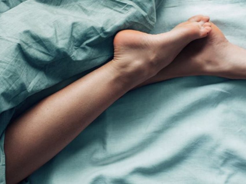 Këto janë pozicionet më të mira të gjumit për të shmangur dhimbjet