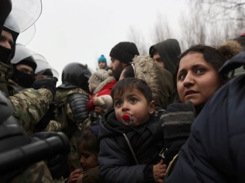 Perëndimi dënon Bjellorusinë për krizën me migrantë