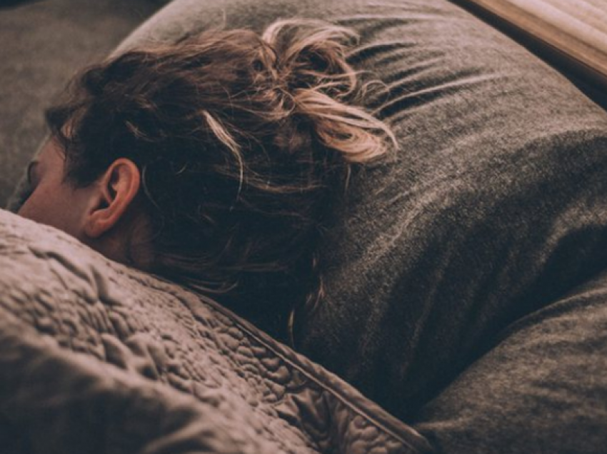 Studimi më i ri shkencor tregon orën e saktë kur duhet të flini