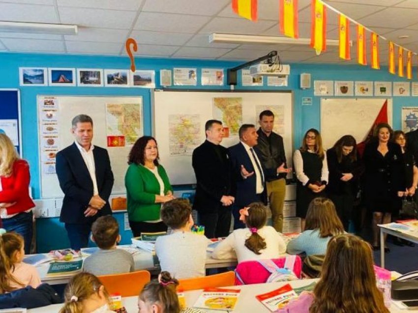 Balla viziton shkollën në Londër ku mësojnë gjuhën shqipe fëmijët shqiptarë