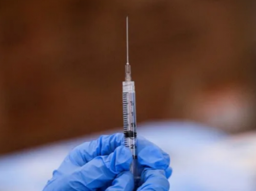 Një në tre amerikanë të moshës 65 vjeç e lart ka marrë vaksinën përforcuese kundër COVID-19