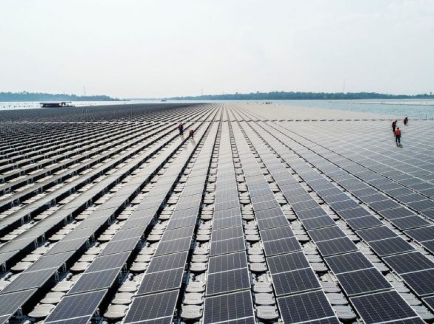 Tajlanda vendos rekord, ndërton “hapësirën me panele solare” më të madhe lundruese në botë