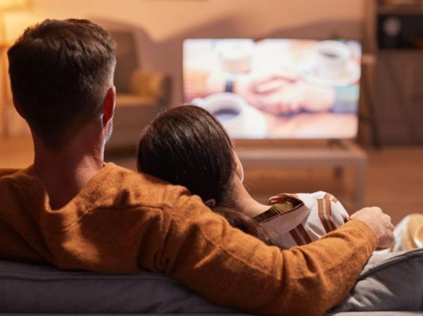 Të rinjtë preferojnë të shikojnë TV-në me titra