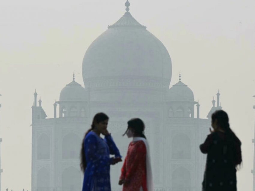 India mirëpret turistët, por smogu mbulon Taj Mahalin