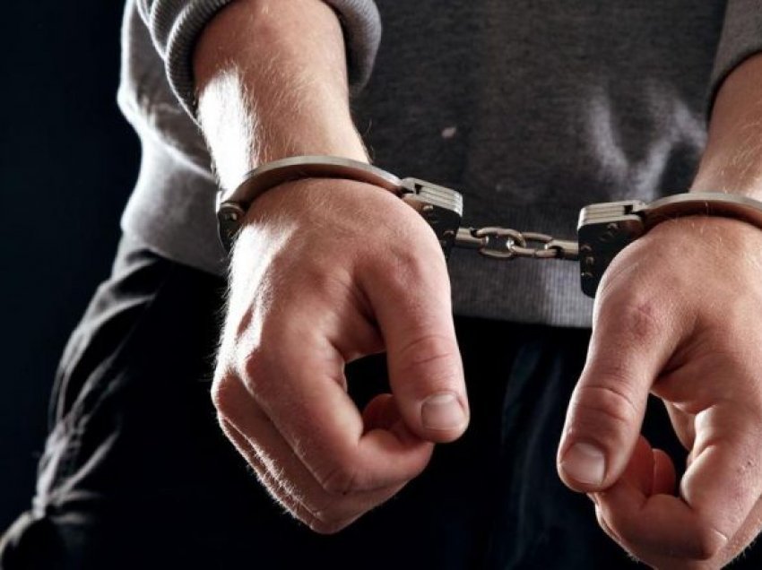 Theu xhamat e një zyre në Komisariatin, arrestohet 37 vjeçari