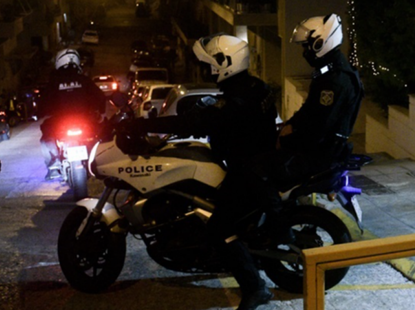 Policia greke zbardh atentatin e shqiptarit në Greqi, shpallen në kërkim dy bashkëkombësit e tij